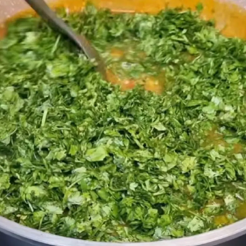 رشته سوپ و آب لیموترش تازه به قابلمه اضافه می‌شوند