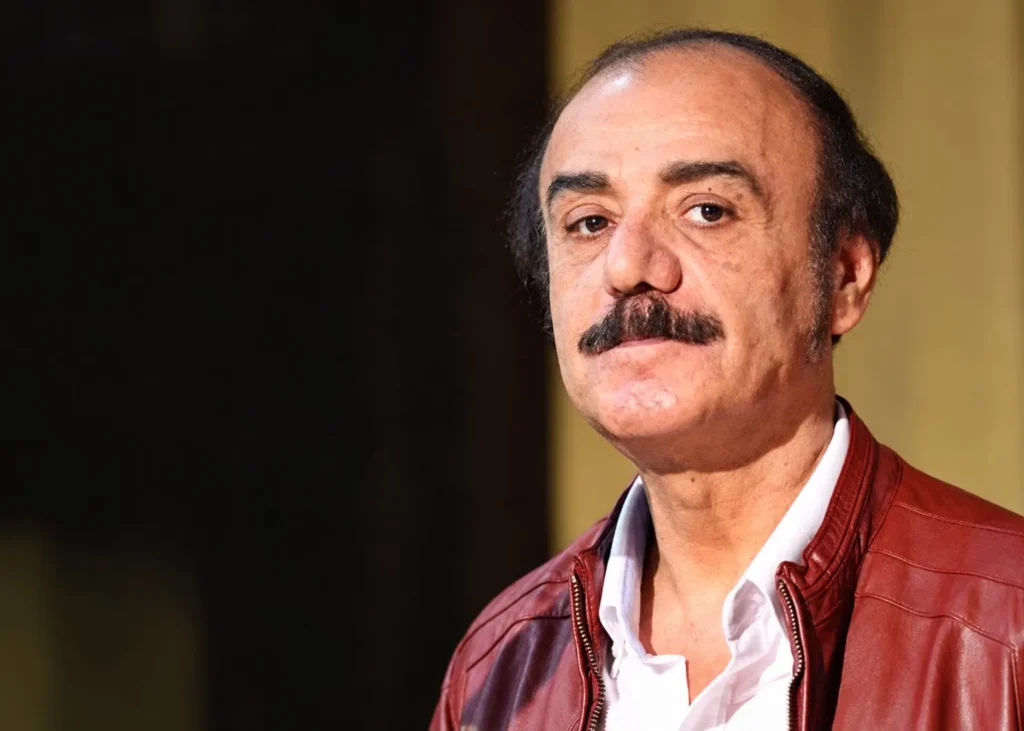 تصویر احمد آرام در حال تدریس تئاتر