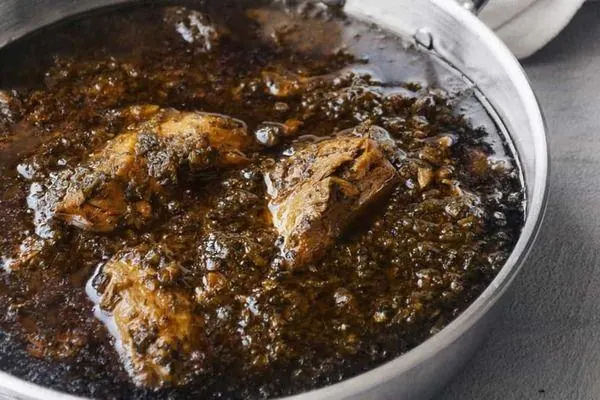 تصویر مرتبط با طرز تهیه قلیه تخم مرغ جنوبی با طعمی ترش و معطر