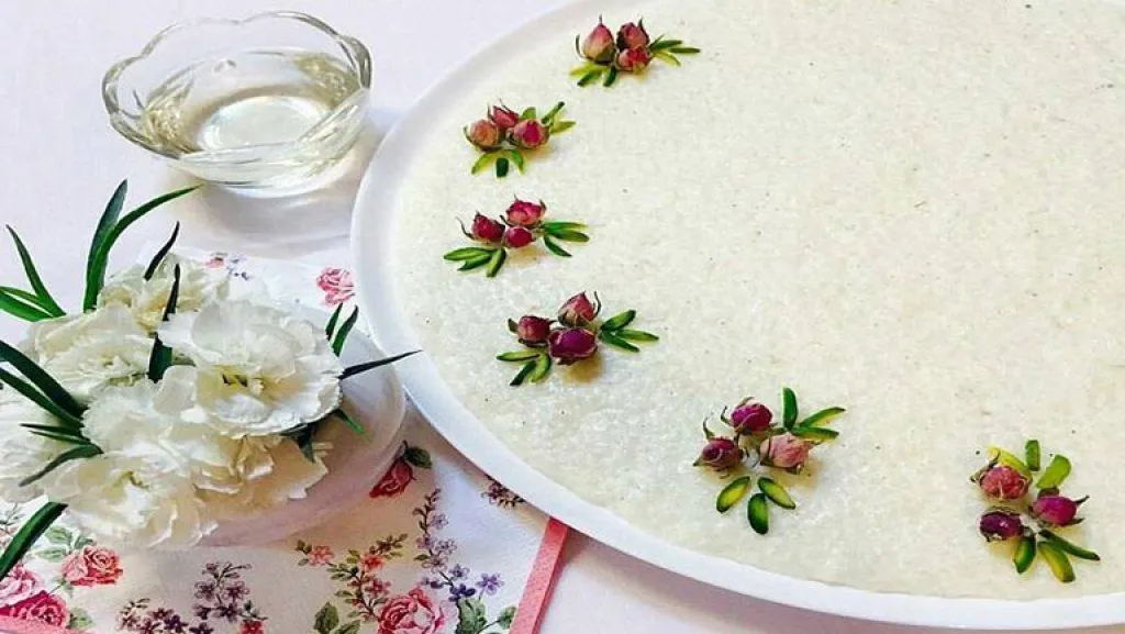 تصویر مرتبط با طرز تهیه شیر برنج مجلسی با تزیین گل و شکر برای مهمانیها