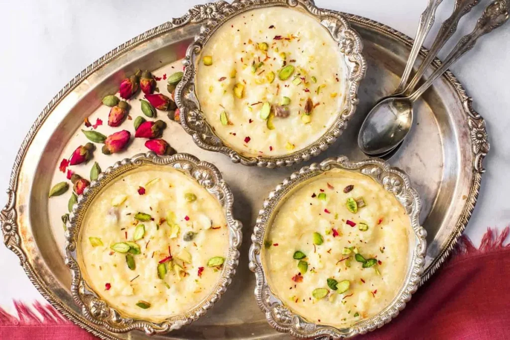 تصویر مرتبط با طرز تهیه شیر برنج مجلسی با تزیین گل و شکر برای مهمانیها