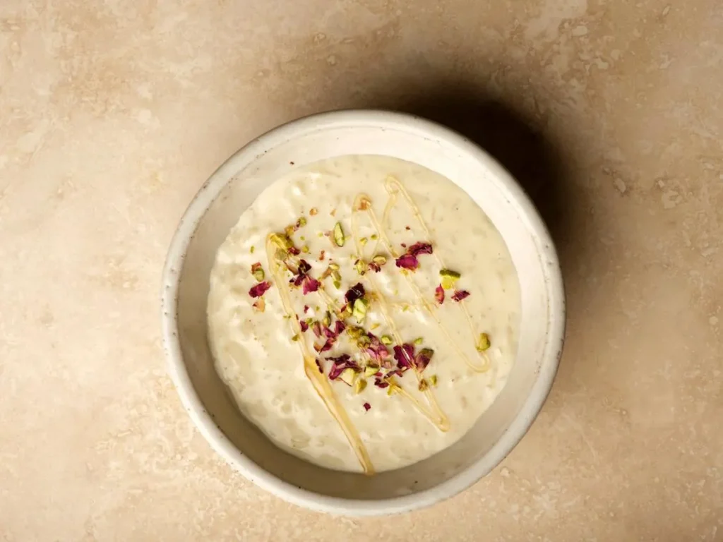 تصویر مرتبط با طرز تهیه شیر برنج مجلسی با تزیین گل و شکر برای مهمانیها