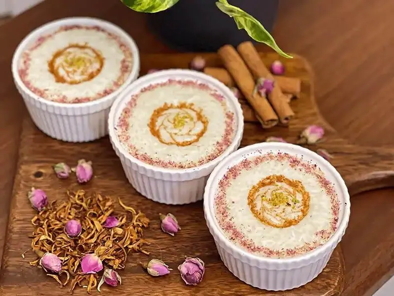 تصویر مرتبط با طرز تهیه شیر برنج مجلسی با تزیین گل و شکر برای مهمانیها