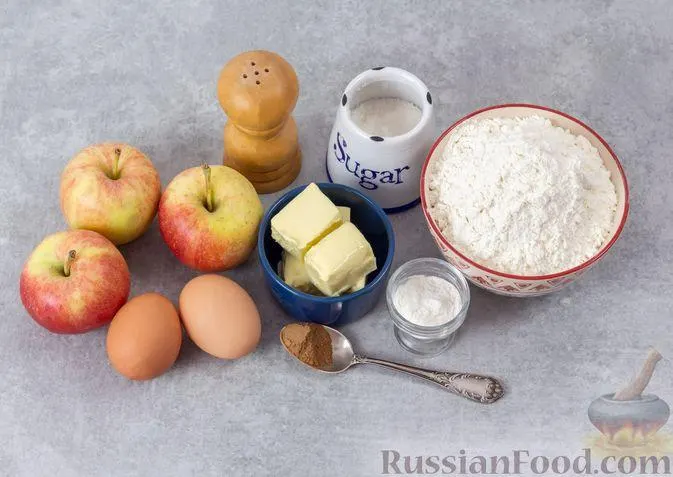 خرد کردن سیب تازه روی تخته برش برای تهیه کلوچه