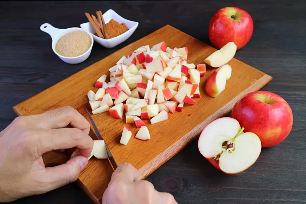 تصویر مرتبط با کلوچه سیب و دارچین؛ شیرینی نرم و خوشعطر خانگی برای دورهمیها