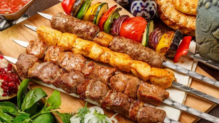 طرز تهیه کباب قفقازی؛ کباب قفقازی نرم و آبدار با فلفل دلمه‌ای رنگی و