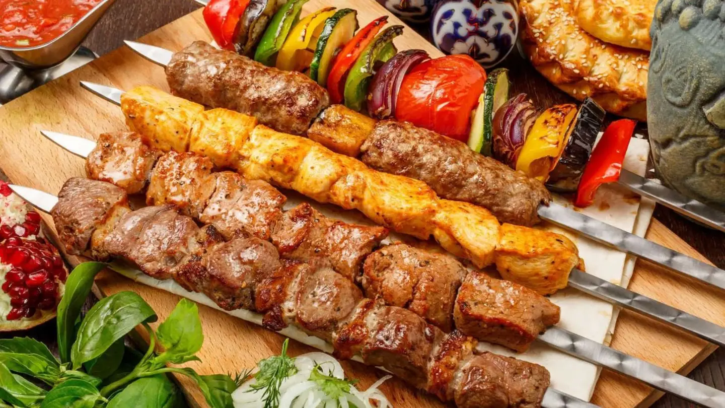 طرز تهیه کباب قفقازی؛ کباب قفقازی نرم و آبدار با فلفل دلمه‌ای رنگی و