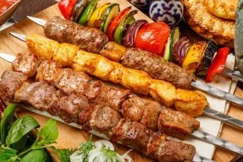 طرز تهیه کباب قفقازی؛ کباب قفقازی نرم و آبدار با فلفل دلمهای رنگی و