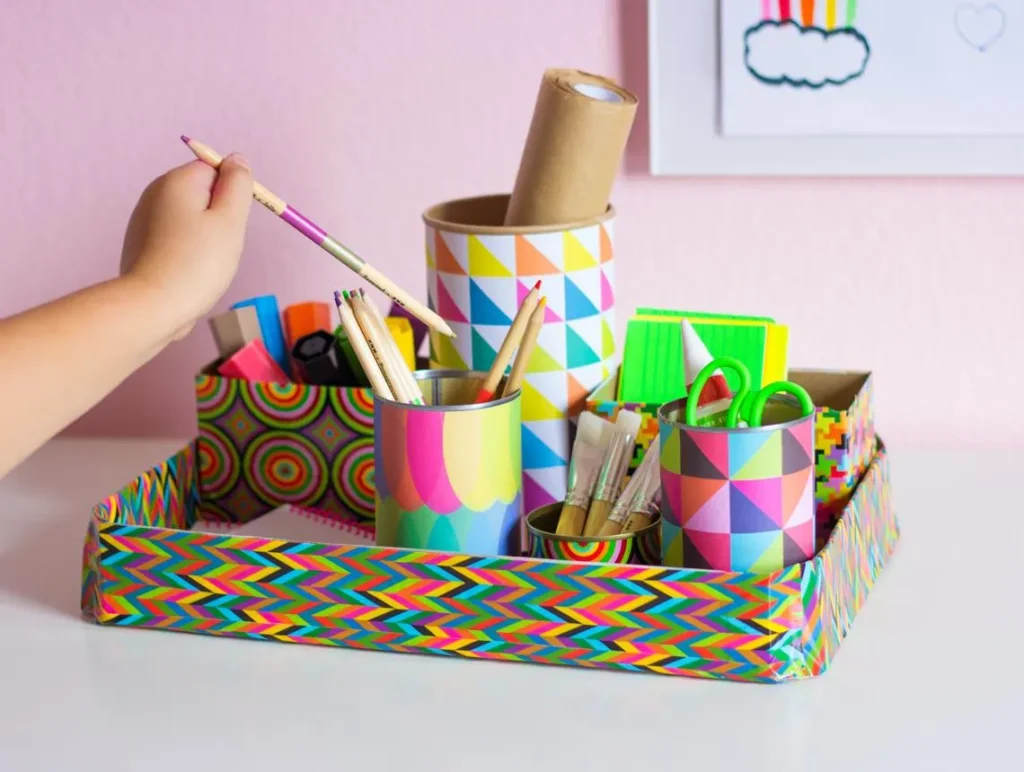 نظم‌دهنده کابل شارژر ساخته شده با رول دستمال کاغذی و برچسب نام