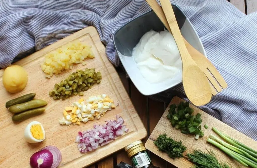 تصویر مرتبط با طرز تهیه سالاد پیازچه فرانسوی؛ سالادی کرمی و خوشطعم برای مهمانیها