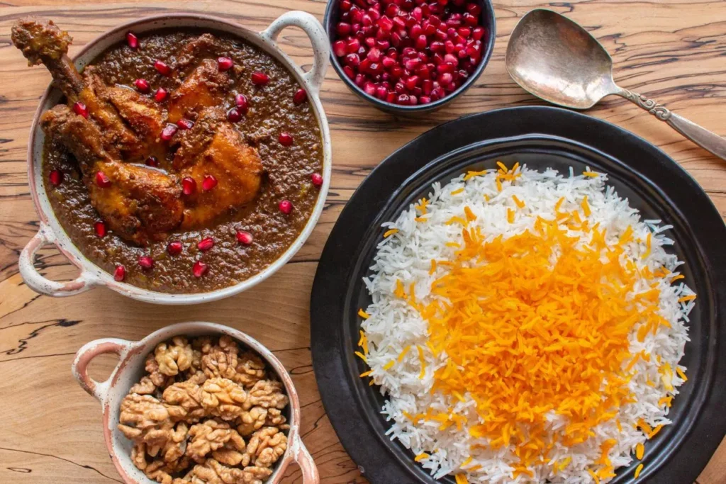 تصویر مرتبط با طرز تهیه مرغ با سس انار و گردو؛ نسخهای ساده و سریع از فسنجان