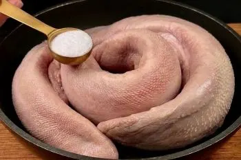 مراحل پوست‌گیری و آماده‌سازی خوراک زبان گاو به صورت مرحله‌به‌مرحله