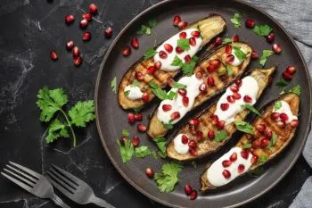 بادمجان کبابی با سس ماست و گردو؛ پیشغذایی خوشمزه و مجلسی با عطر دودی