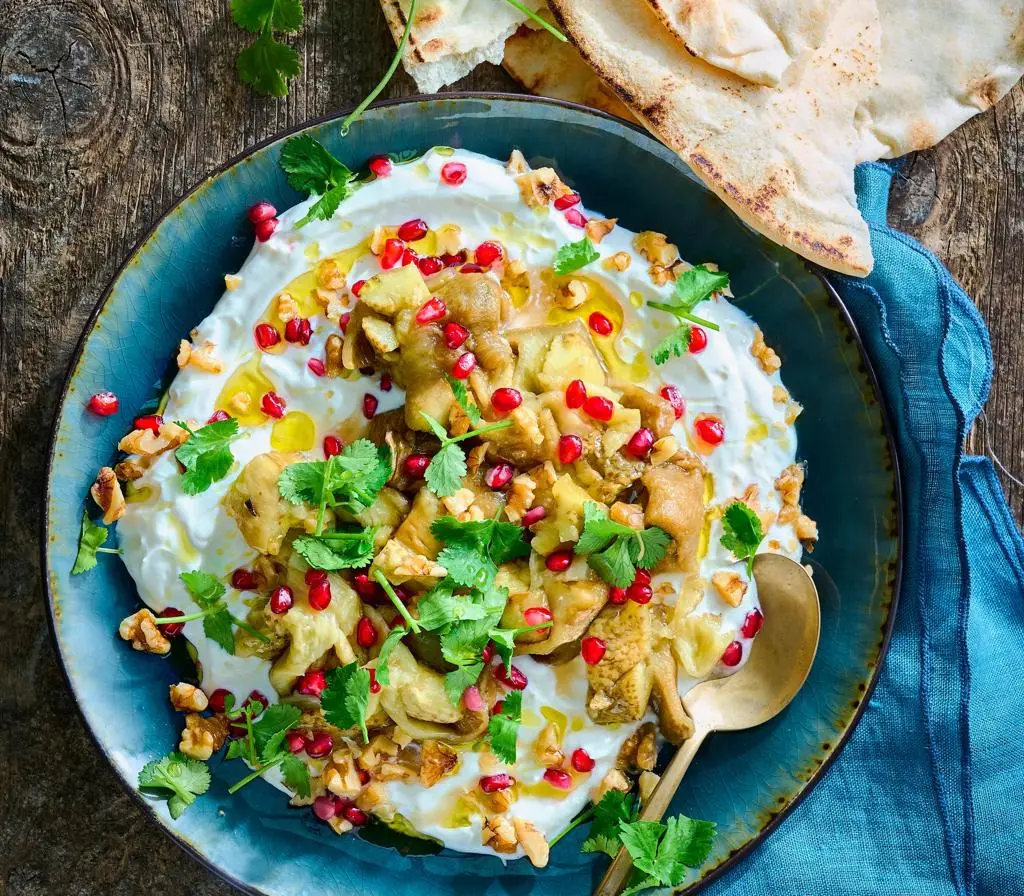 تصویر مرتبط با طرز تهیه بادمجان کبابی با سس ماست و گردو؛ پیشغذایی خوشعطر و متفاوت