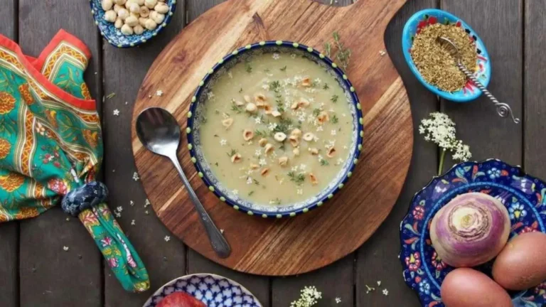 آش شلغم یزدی سنتی با سبزی تازه و نعناع داغ در ظرف سفالی