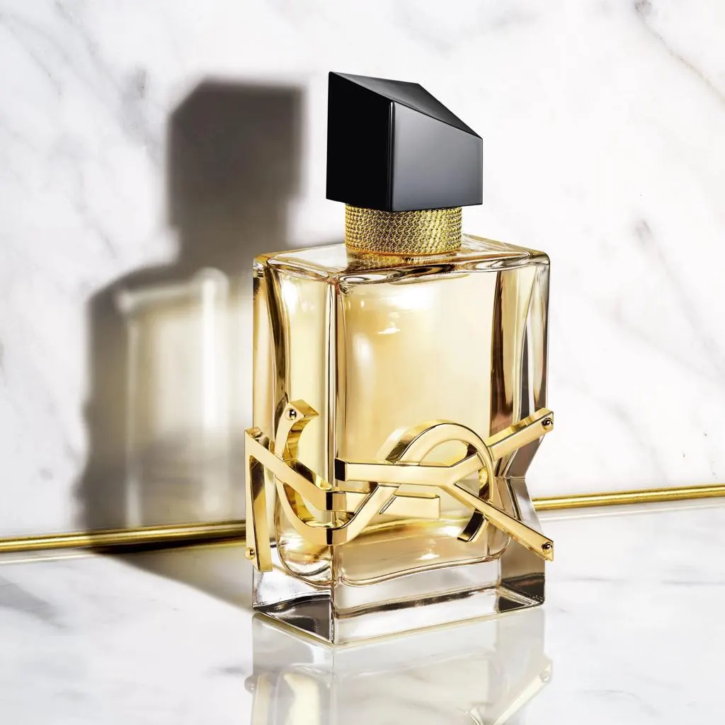 تصویر مرتبط با معرفی ۱۰ عطر برتر با رایحه گلی از رز تا یاس و مریم
