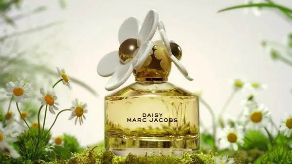 تصویر مرتبط با معرفی ۱۰ عطر برتر با رایحه گلی از رز تا یاس و مریم