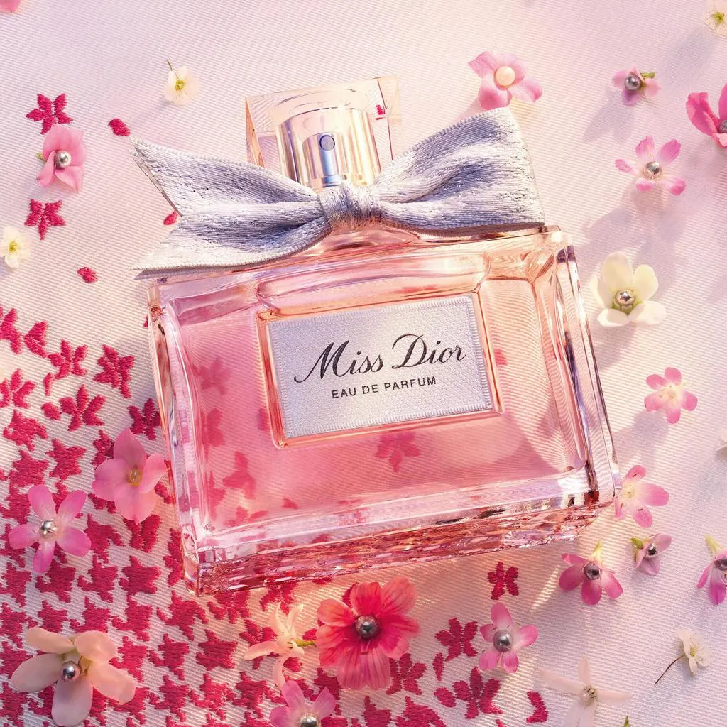 تصویر مرتبط با معرفی ۱۰ عطر برتر با رایحه گلی از رز تا یاس و مریم