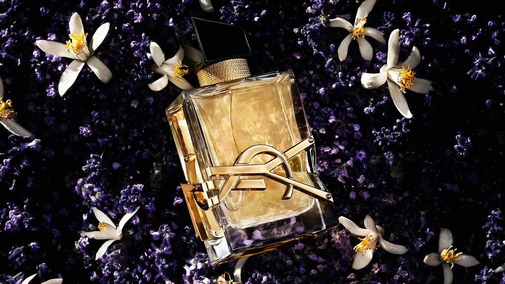 تصویر مرتبط با معرفی ۱۰ عطر برتر با رایحه گلی از رز تا یاس و مریم