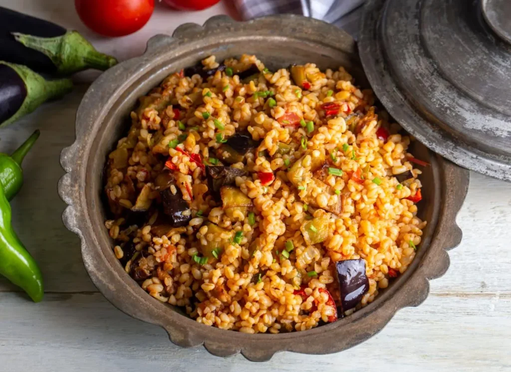 تصویر مرتبط با طرز تهیه بلغور پلو ترکیه ای با بادمجان؛ غذایی خوشطعم و متفاوت