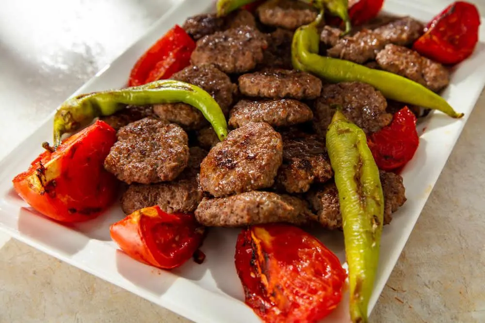 تصویر مرتبط با طرز تهیه کوفته کباب ترکیه ای؛ کبابی آبدار با ادویههای مخصوص و طعم رستورانی