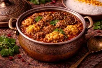 خورش گل کلم شمالی خوشمزه با رب انار و سبزیهای معطر در ظرف سفید