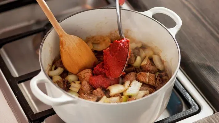 تصویر مرتبط با دستور پخت خورش گل کلم شمالی با طعم رب انار و سبزیهای معطر