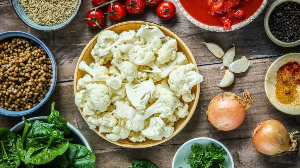تصویر مرتبط با دستور پخت خورش گل کلم شمالی با طعم رب انار و سبزیهای معطر