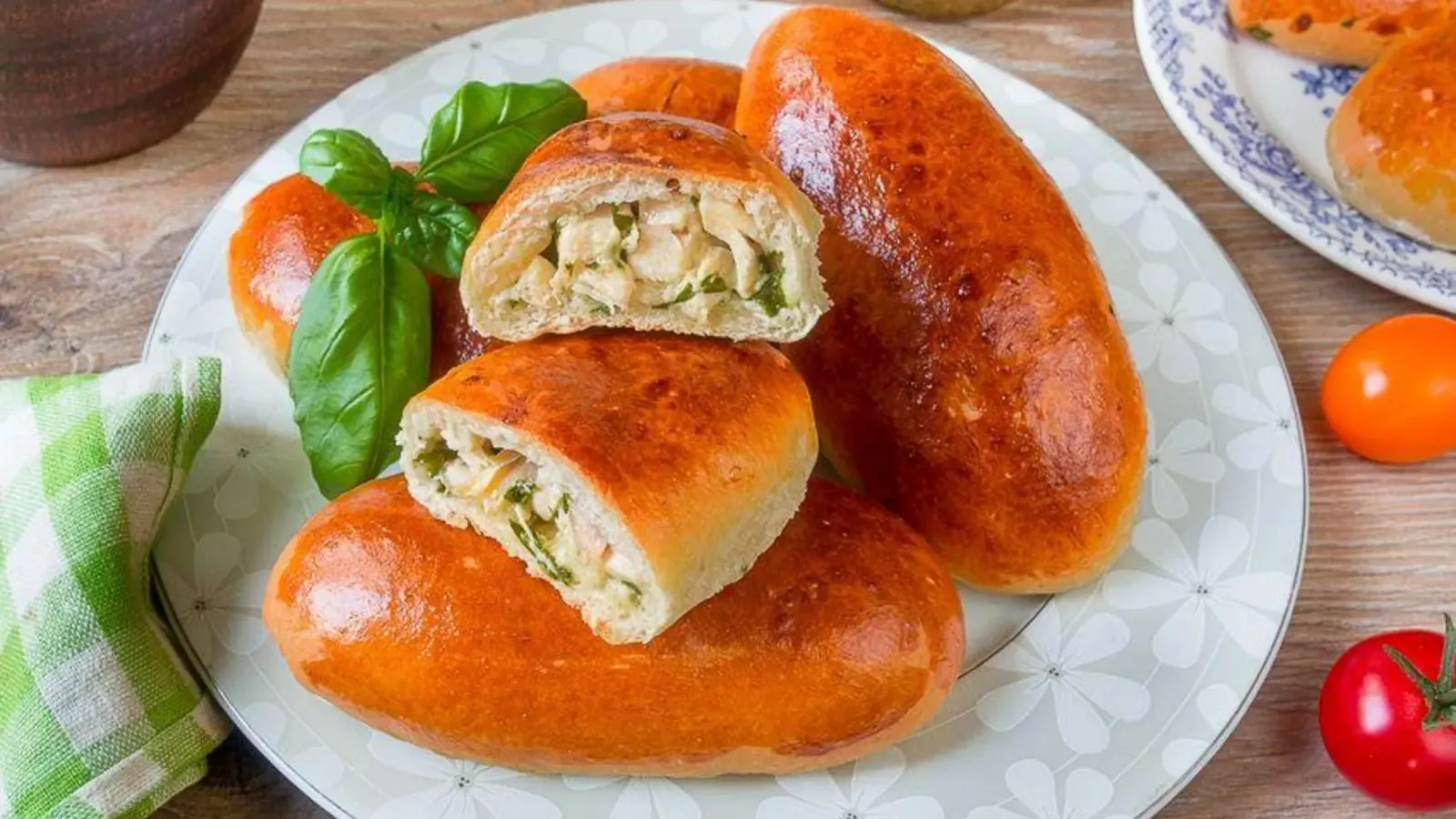پیراشکی مرغ با خمیر جادویی نرم و طلایی
