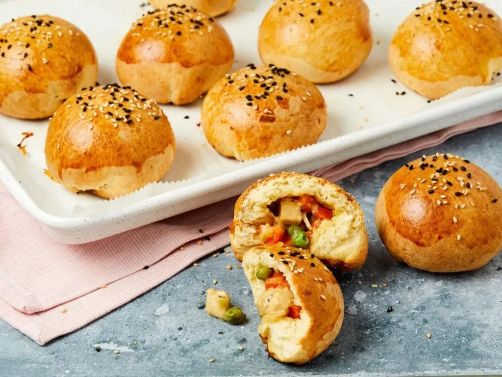تصویر مرتبط با طرز تهیه پیراشکی مرغ با خمیر جادویی نرم و پفدار