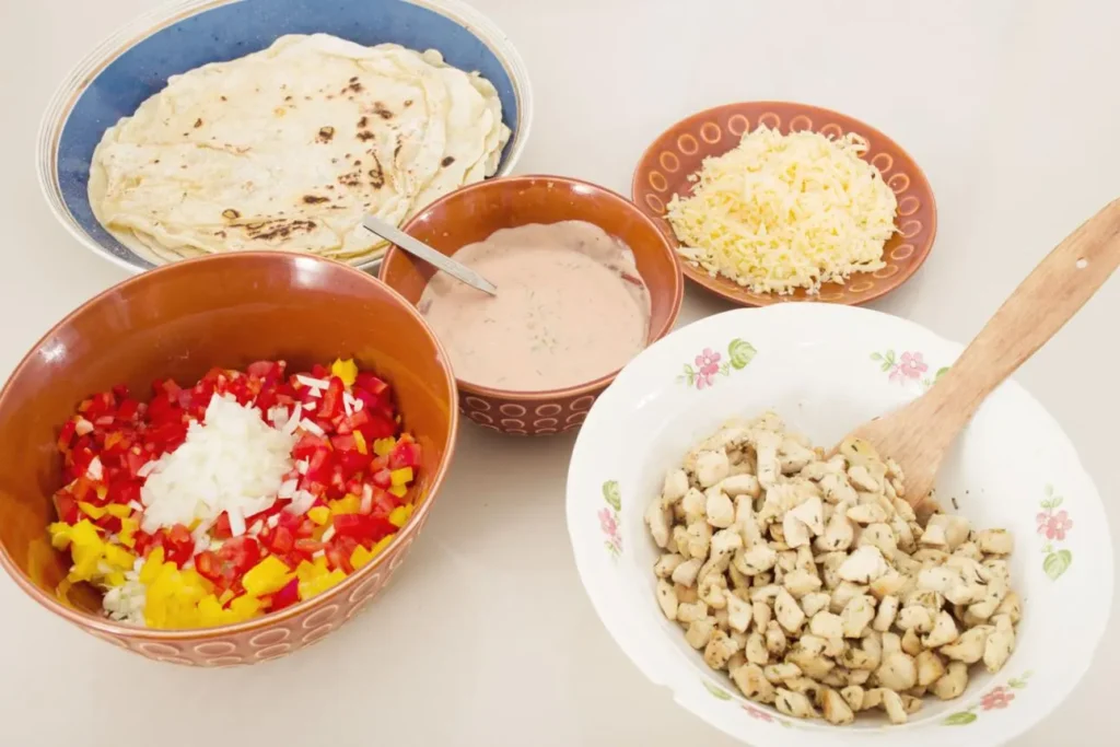 پیراشکیهای آماده برای پخت روی سینی فر