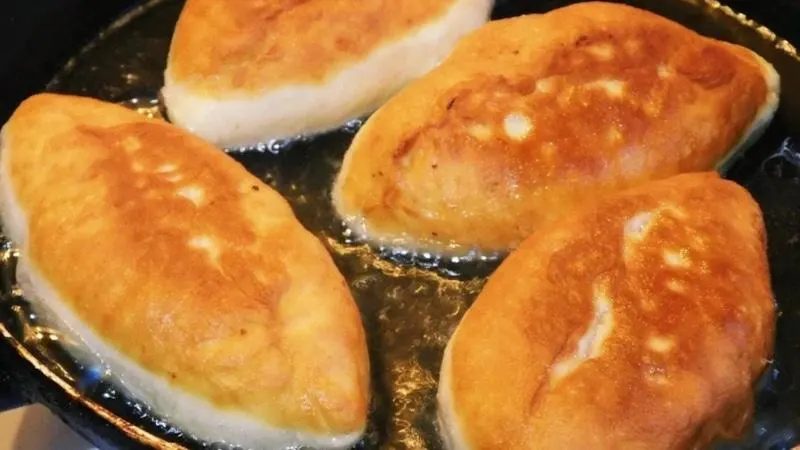 تصویر مرتبط با طرز تهیه پیراشکی مرغ با خمیر جادویی نرم و پفدار