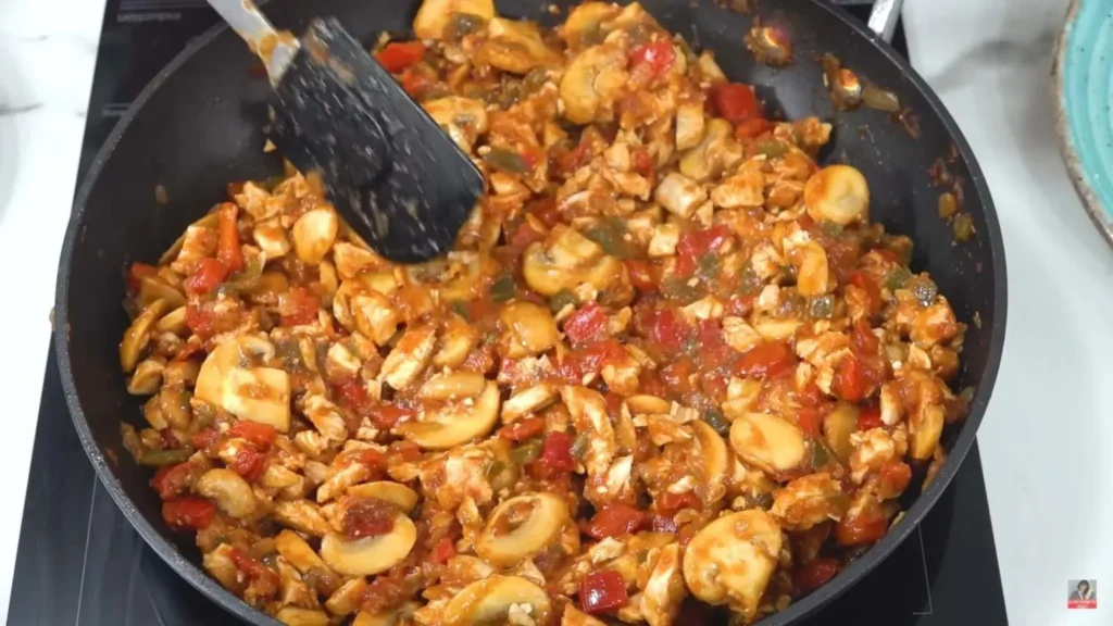 تصویر مرتبط با طرز تهیه پیراشکی مرغ با خمیر جادویی نرم و پفدار