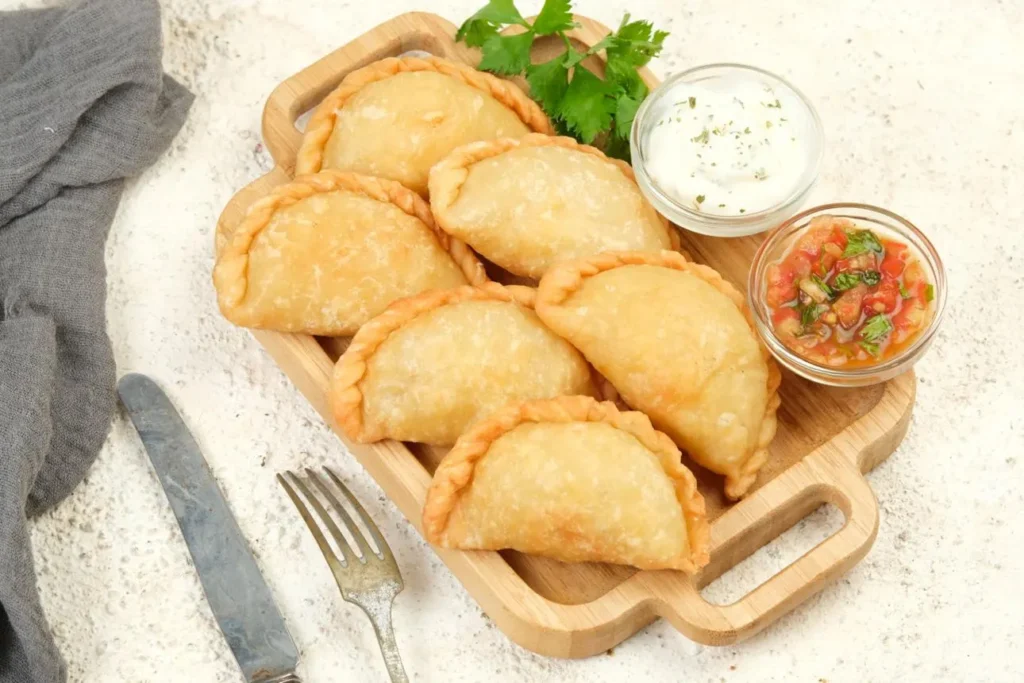 تصویر مرتبط با طرز تهیه پیراشکی مرغ با خمیر جادویی نرم و پفدار