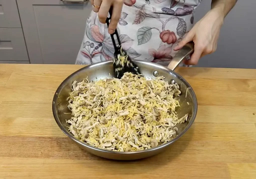 تصویر مرتبط با طرز تهیه پیراشکی مرغ با خمیر جادویی نرم و پفدار