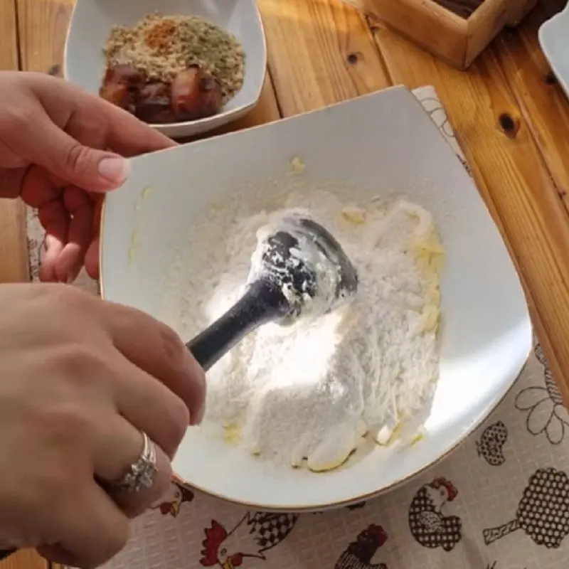 تهیه مواد میانی خرمایی با گردو و ادویه