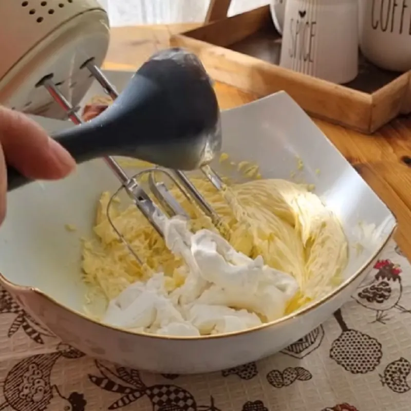 افزودن زرده تخم مرغ و وانیل به مخلوط خمیر