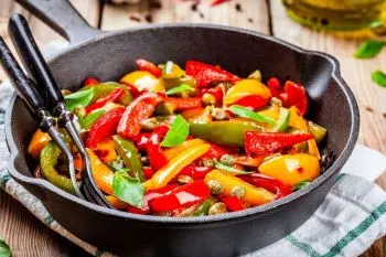 خوراک سه رنگ؛ غذای خوش رنگ و خوشمزه با فلفل دلمه ای قرمز، زرد و سبز