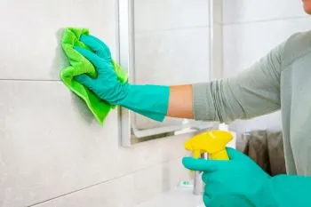 براق کردن کاشی حمام؛ کاشی حمام تمیز و درخشان با استفاده از لیمو
