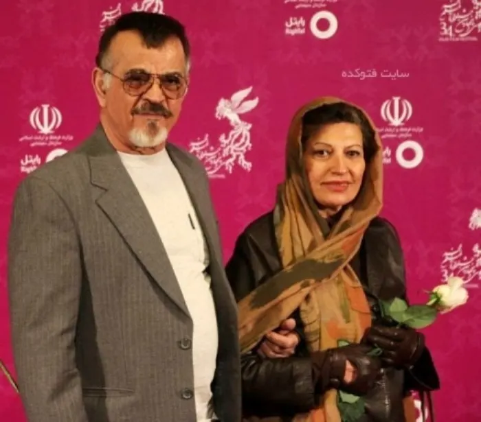 دانیال حکیمی و همسرش زیبا هاشم‌زاده در کنار فرزندانشان