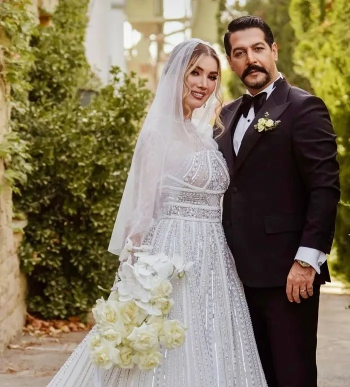 لیلا برخورداری به همراه خواهرش