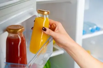 دمای مناسب برای نگهداری؛ ظرف آبمیوه در یخچال با دمای مناسب