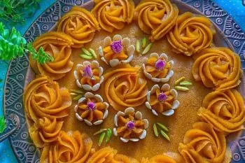 طرز تهیه سریع و آسان؛ حلوای آرد نرم و خوش‌عطر در ظرف سرو