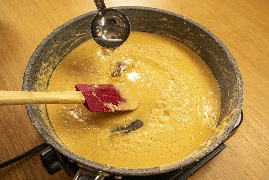 تصویر مرتبط با طرز تهیه سریع و آسان حلوای آرد با عطر زعفران و گلاب