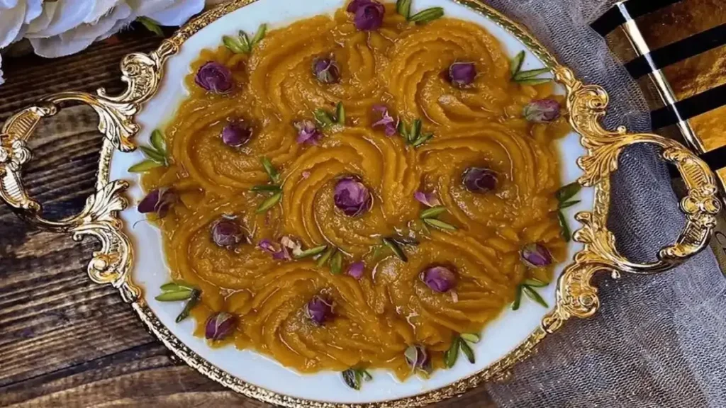 تصویر مرتبط با طرز تهیه سریع و آسان حلوای آرد با عطر زعفران و گلاب