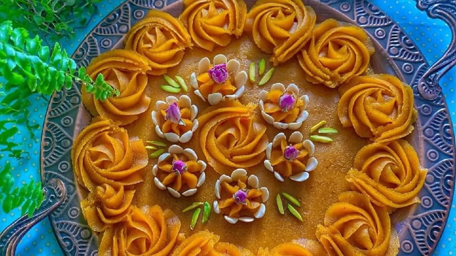 طرز تهیه سریع و آسان؛ حلوای آرد نرم و خوش‌عطر در ظرف سرو