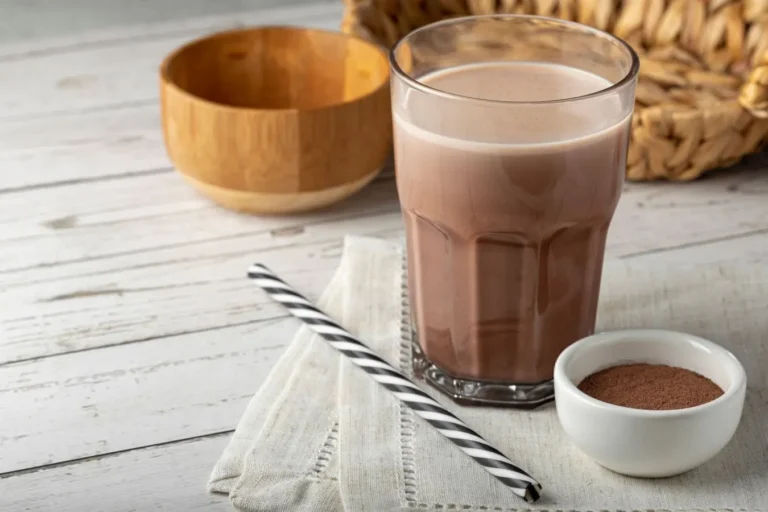 شیر کاکائو گرم یا سرد؛؛ یک لیوان شیر کاکائو گرم و یک لیوان شیر کاکائو