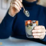 ۱۵ دسر پروتئینی خوشمزه برای؛ دسر پرپروتئین با توتهای تازه و دانه چی