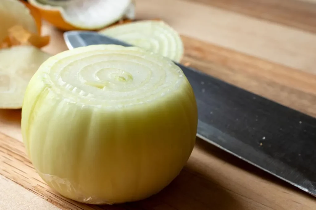 پیاز خرد شده روی تخته چوبی