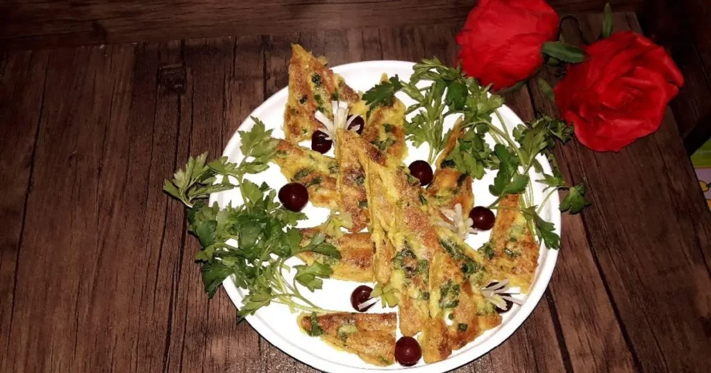 دو عدد تخم مرغ در کاسه روی تخته سنگ مرمر